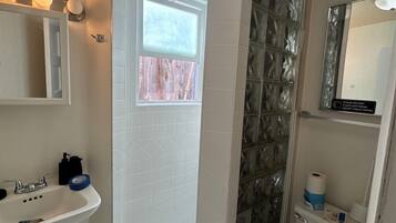 Douche, sĂšche-cheveux, serviettes fournies, savon