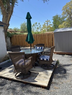 Outdoor dining - Family Friendly home with large fenced patio and BBQ grill (Albuquerque)