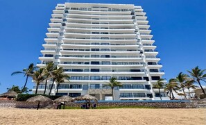Exterior - 3 bedroom high end beach front condo with amazing view (Mazatlán)