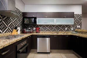 Microwave, oven, dishwasher - 3 bedroom high end beach front condo with amazing view (Mazatlán)