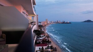 A coastal hotel with a balcony overlooking the beach and ocean. - 3 bedroom high end beach front condo with amazing view (Mazatlán)