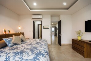 3 bedrooms, iron/ironing board, free WiFi, bed sheets - 3 bedroom high end beach front condo with amazing view (Mazatlán)