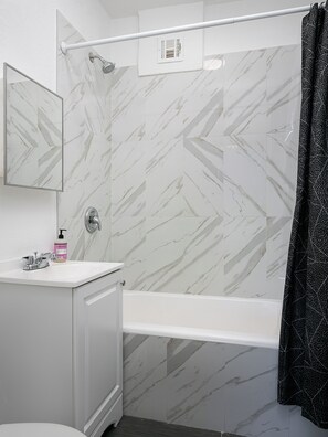 Een douche, een haardroger, een bidet, handdoeken