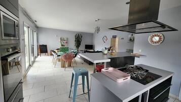 Réfrigérateur, micro-ondes, four, lave-vaisselle