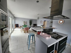 Réfrigérateur, micro-ondes, four, lave-vaisselle