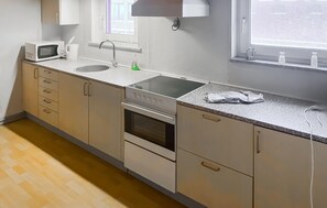 Kühlschrank, Mikrowelle, Wasserkocher mit Kaffee-/Teezubehör