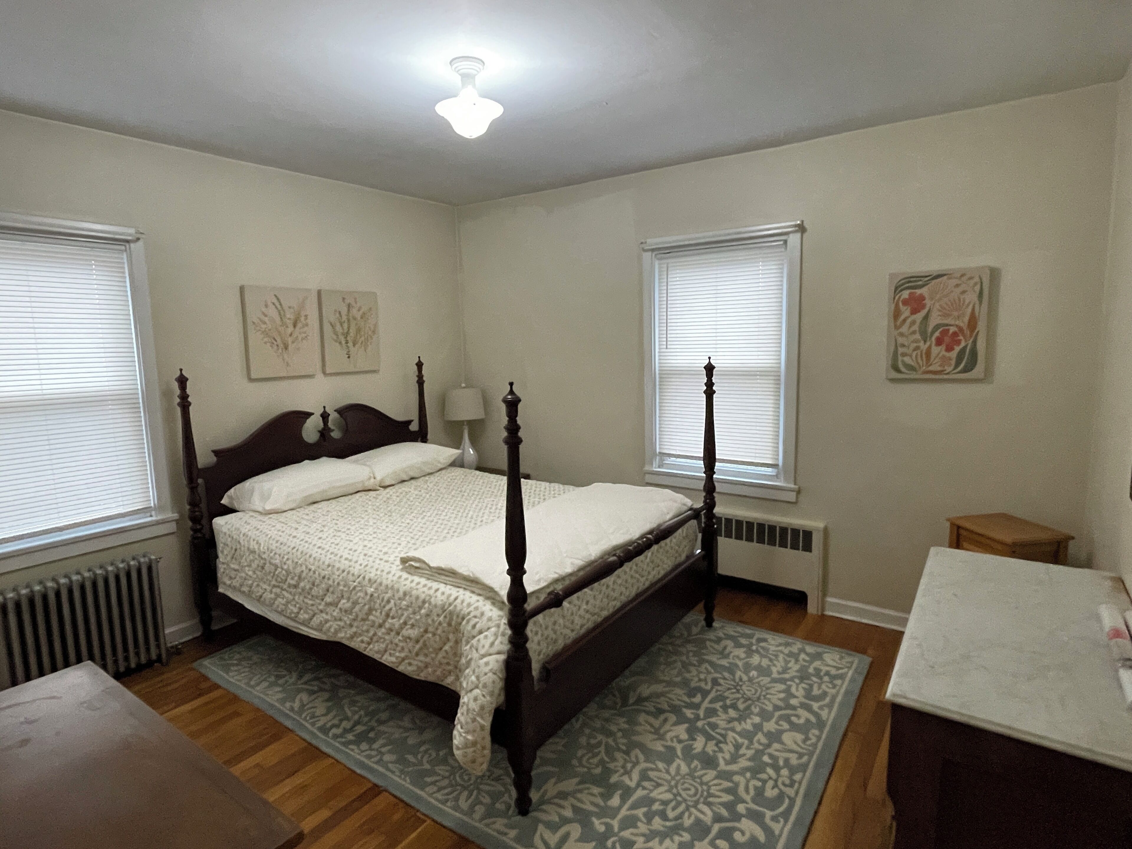 Tabla de planchar con plancha, wifi, ropa de cama