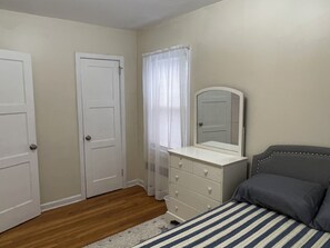 Tabla de planchar con plancha, wifi, ropa de cama