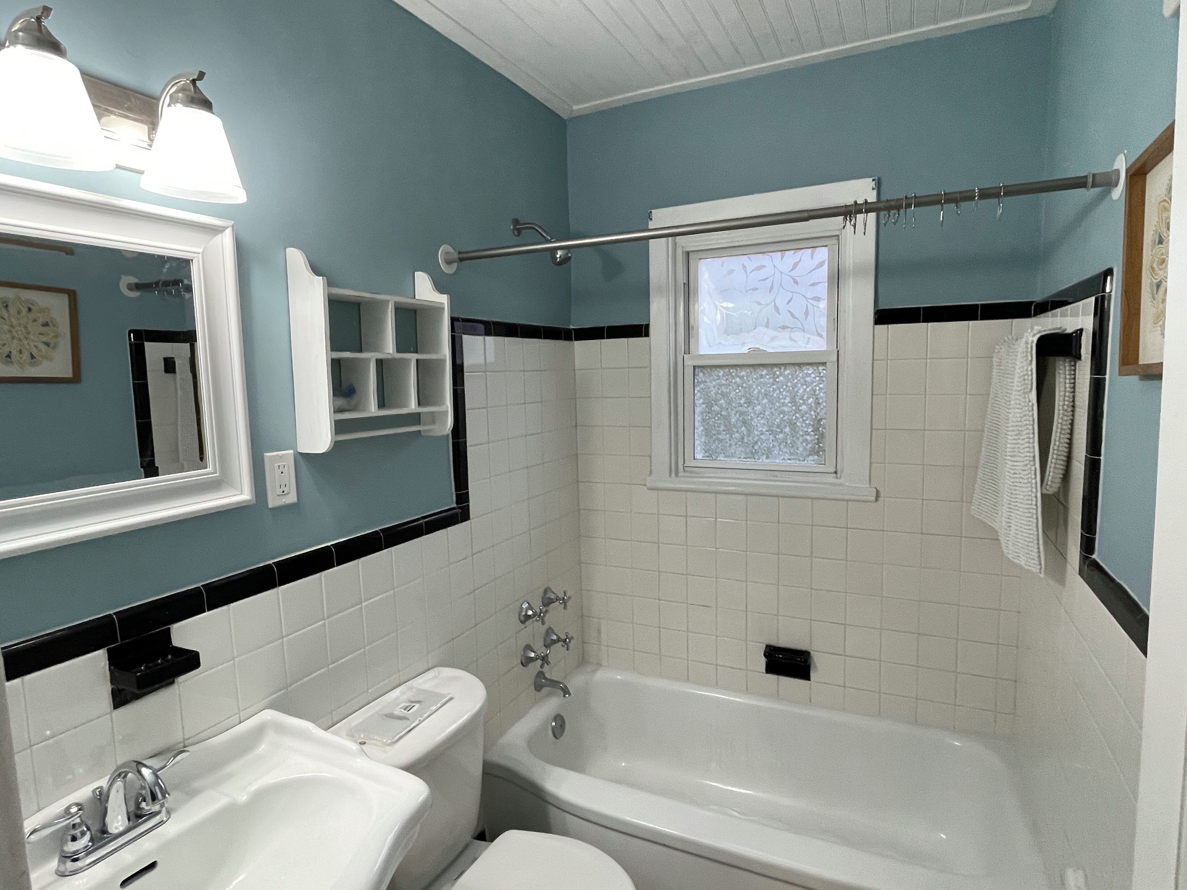 Ducha, secador de pelo, toallas y papel higiénico