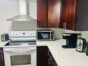 Fridge - Amazing Location, Blocks from UW (Seattle)