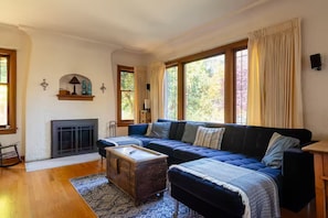 Living area - Charming Magnolia Tudor - Spacious 4BR + Views (Seattle)