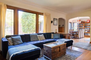 Living area - Charming Magnolia Tudor - Spacious 4BR + Views (Seattle)