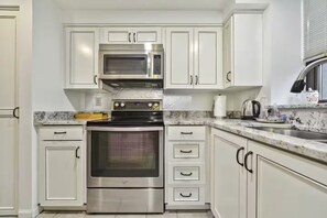 Fridge, ice maker - Central Belltown Hotspot (Seattle)