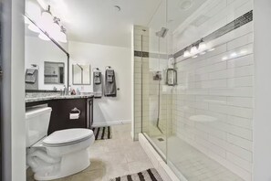 Shower, hair dryer, towels, soap - Central Belltown Hotspot (Seattle)