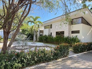 Property grounds - Large house in private condominium with 24/7 security (Coco)