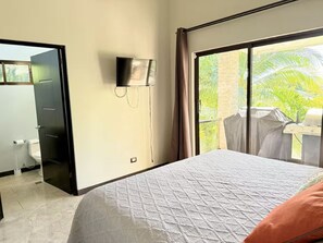 Tabla de planchar con plancha, acceso a internet y ropa de cama