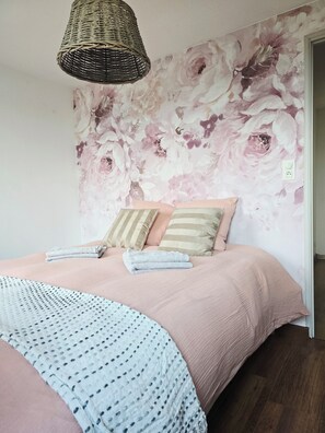 WiFi, bed sheets