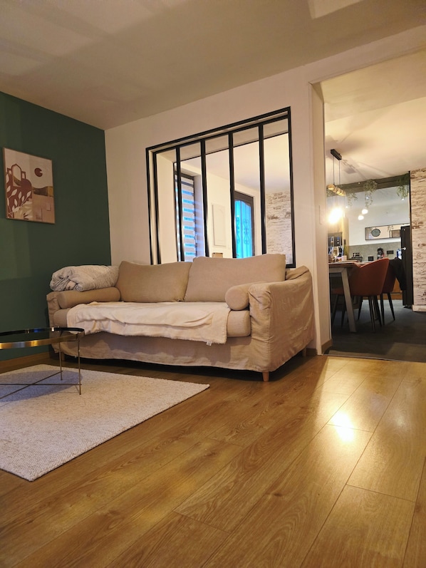 Living area - The Maison du bord de Seine is just a few minutes' walk from the Seine! (Arelaune en seine)