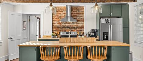 Microondas, horno, parrilla de estufa y lavavajillas