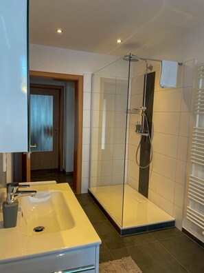 Douche, sèche-cheveux, serviettes fournies, savon