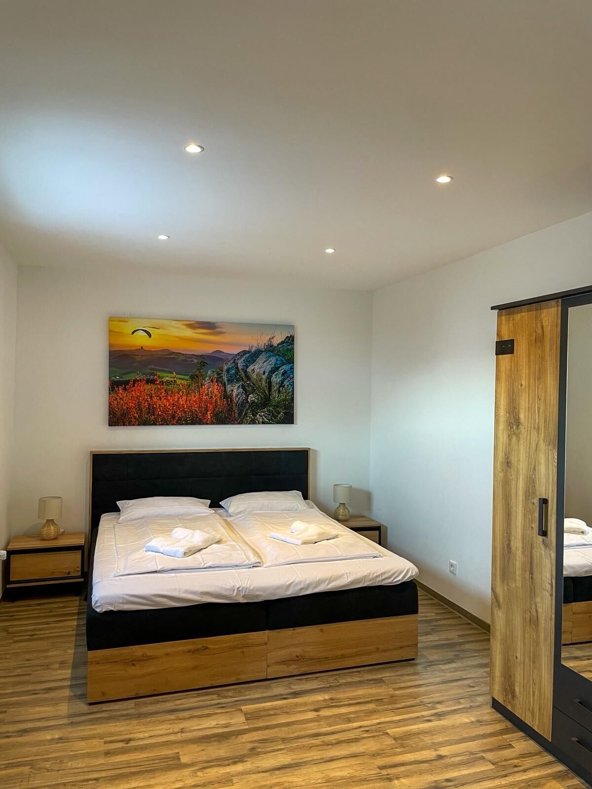 Tabla de planchar con plancha, internet y ropa de cama 