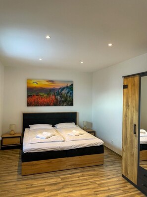 Tabla de planchar con plancha, internet y ropa de cama 