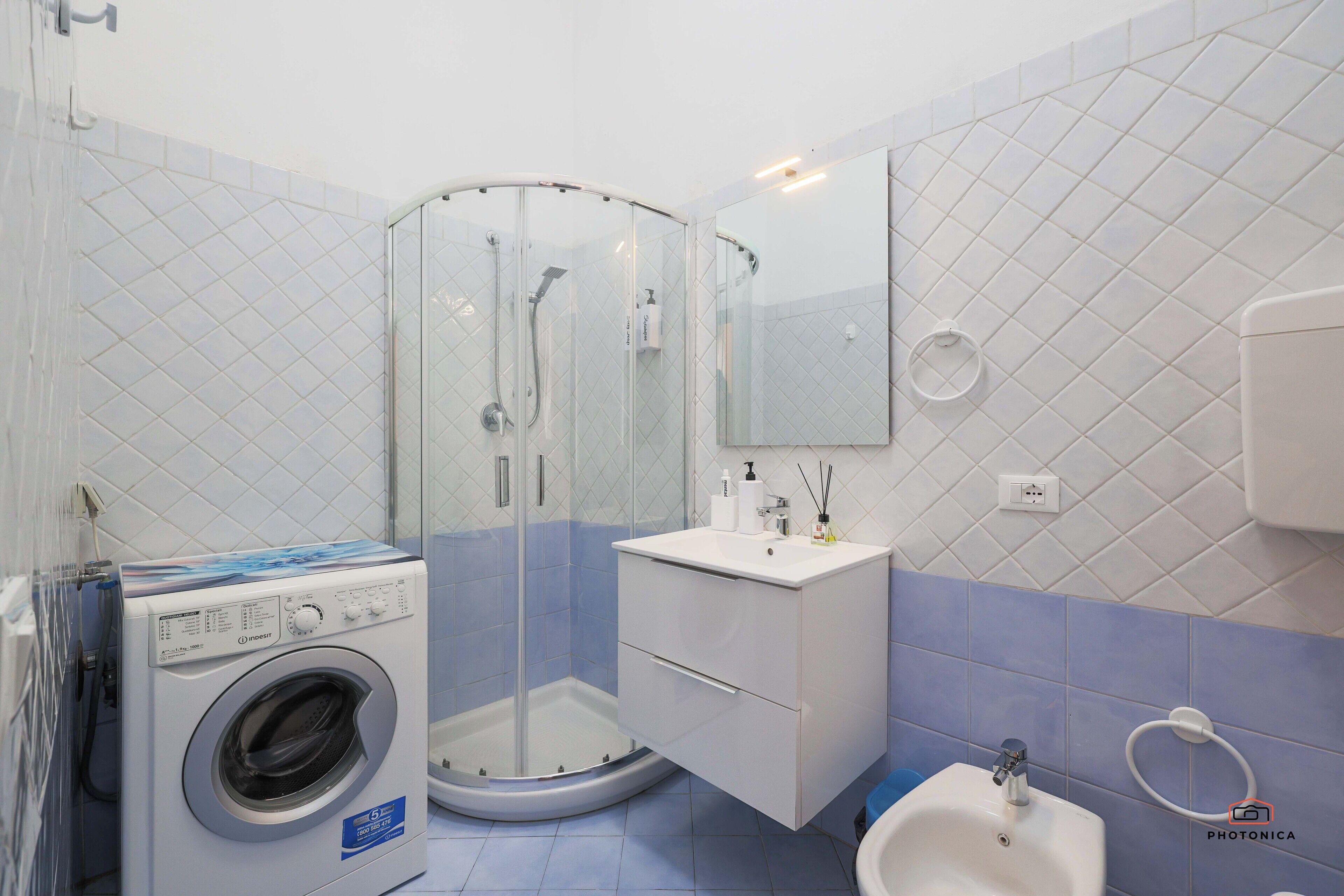 Bruser, hårtørrer, bidet, håndklæder