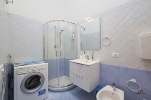 تجهيزات دش، مجففات شعر، مراحيض شطف، مناشف