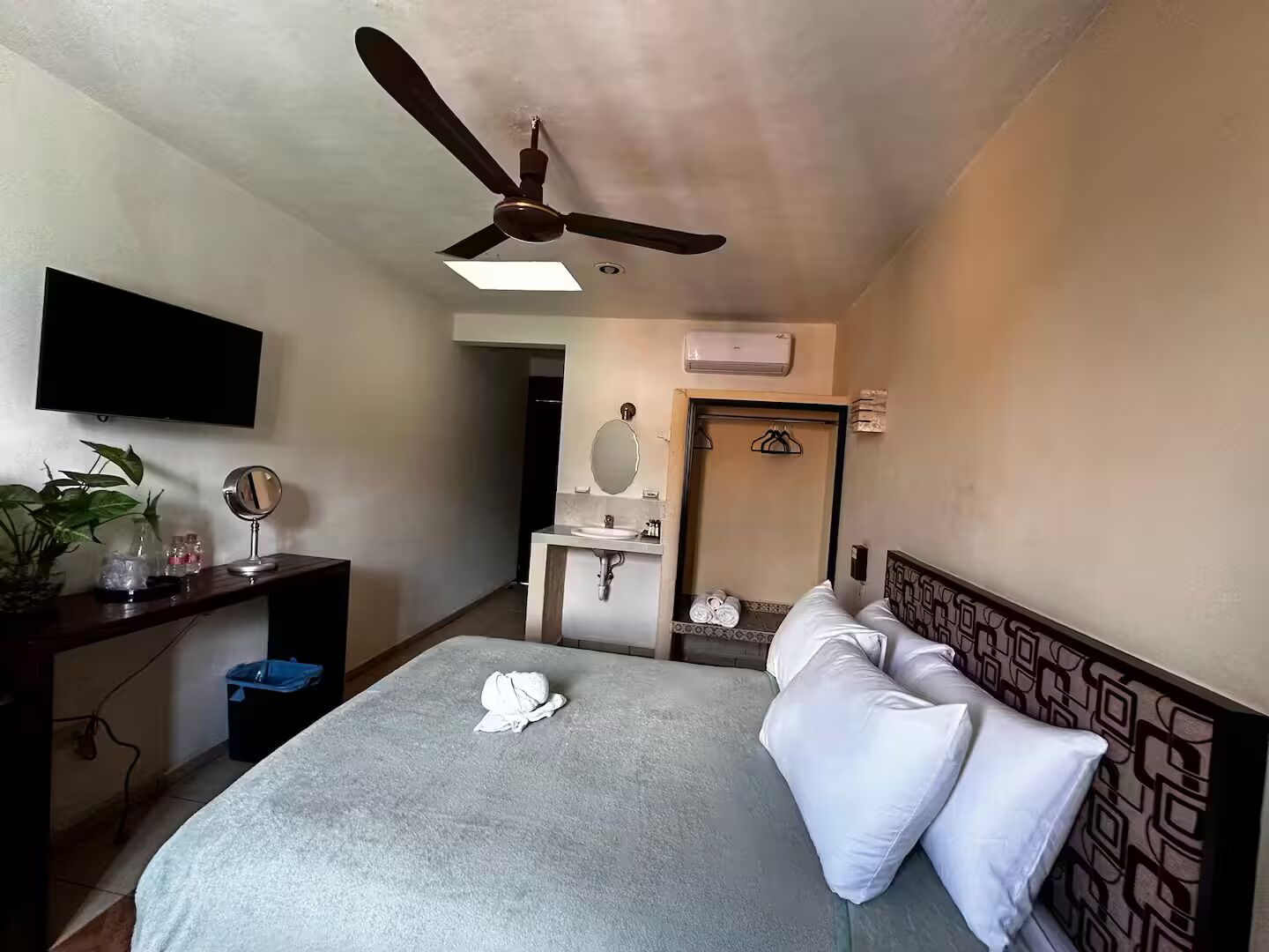 Iron/ironing board, WiFi, bed sheets