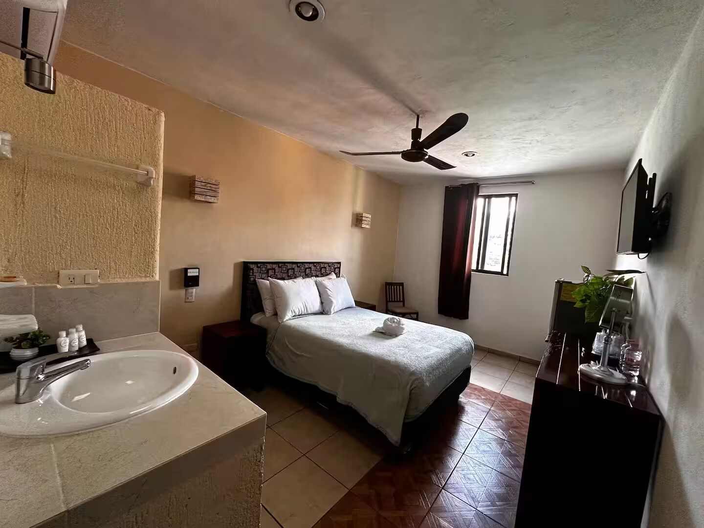 Iron/ironing board, WiFi, bed sheets