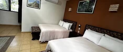 Een strijkplank/strijkijzer, wifi, beddengoed