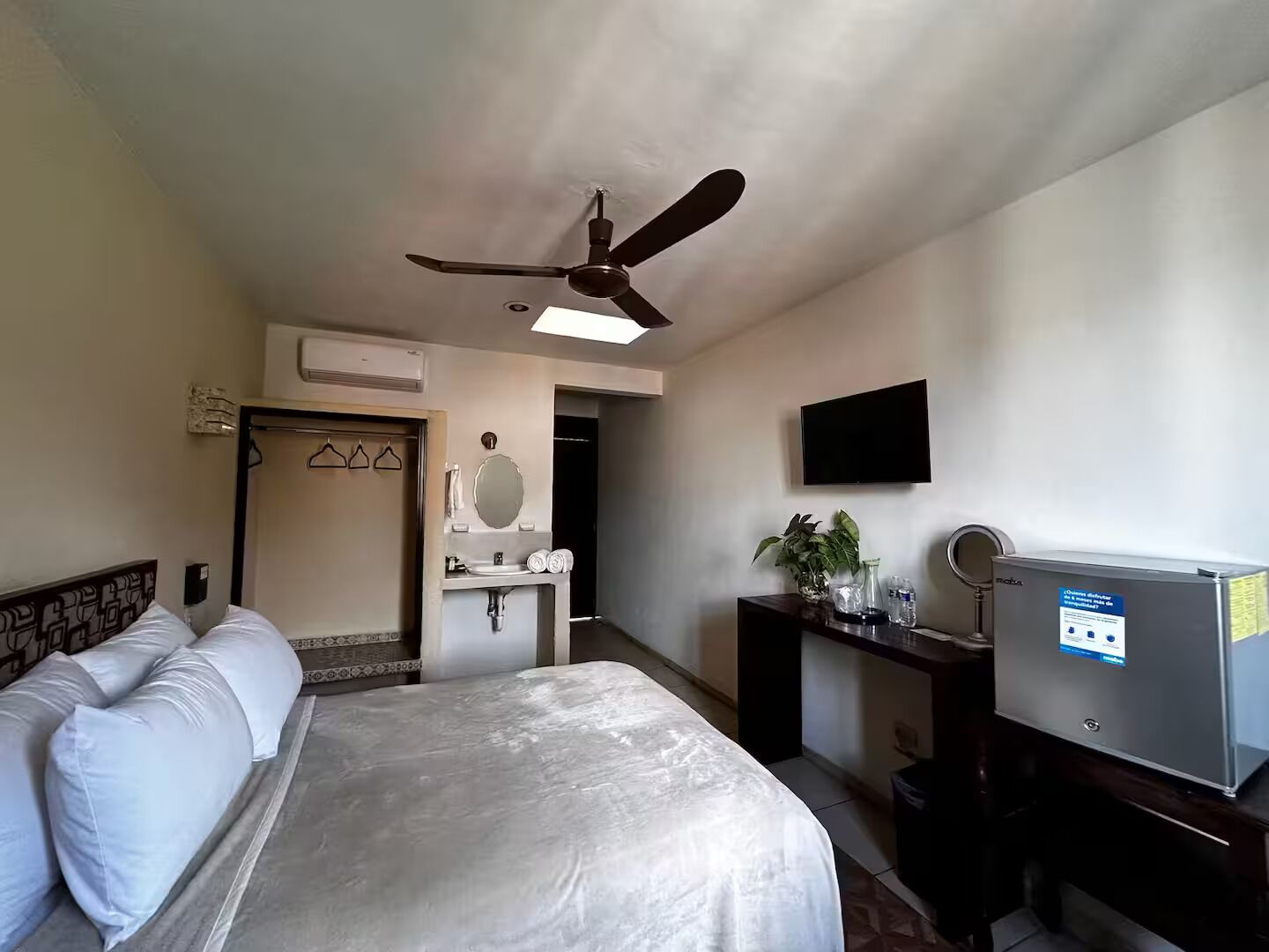 Tabla de planchar con plancha, wifi, ropa de cama