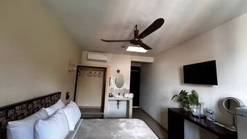 Tabla de planchar con plancha, wifi, ropa de cama