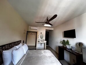 Planxa i posts de planxar, wifi i roba de llit 