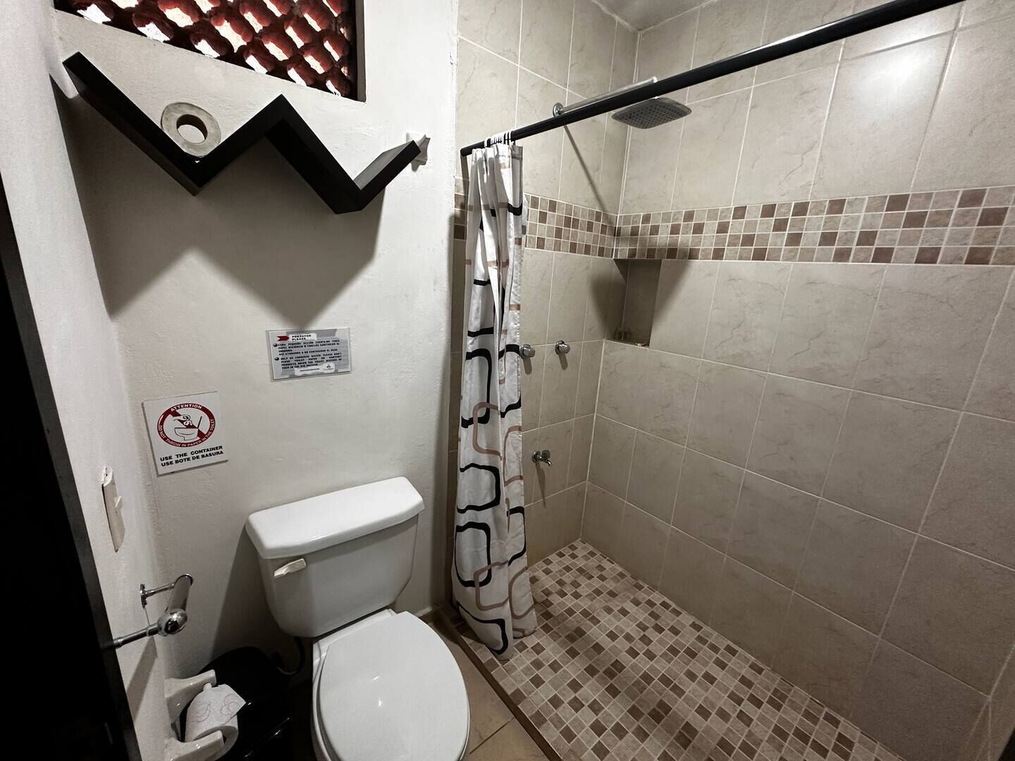 Ducha, secador de pelo, toallas y jabón