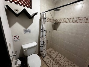 Dutxa, assecador de cabells, tovalloles i sabó 