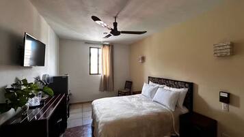 Silitysrauta/-lauta, Wi-Fi, vuodevaatteet