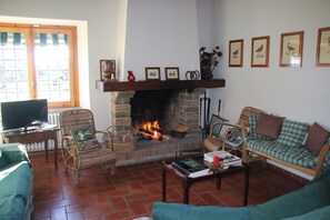 Televisión y chimenea 