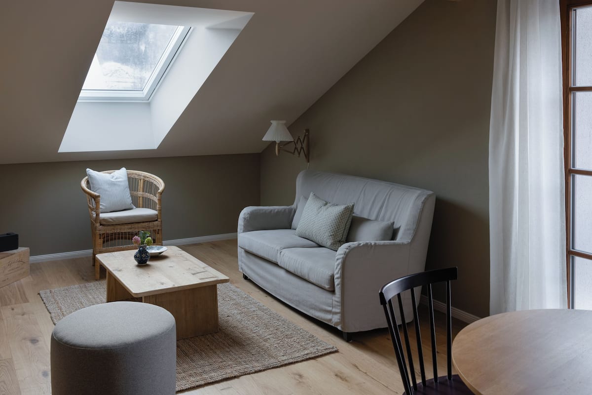 Comfort Condo | Living area | IPod dock