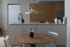 Tetera/pava eléctrica, silla alta para bebés