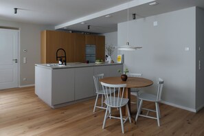 Electric kettle, high chair, dining tables - Karls Design Apartments Mittenwald (Mittenwald)