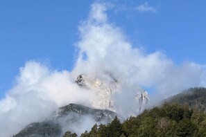 A mountain with a prominent peak partially obscured by clouds. - Karls Design Apartments Mittenwald (Mittenwald)