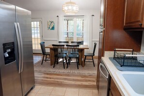 Dining - The Coastal Canopy-Pet Friendly Modern Retreat Near the Beach and Camp Lejeune (Sneads Ferry)