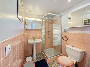 A bathroom with a glass-enclosed shower, a pedestal sink, and a toilet. - Bright studio with mezzanine and south-facing balcony, near slopes (La Chapelle-d'Abondance)