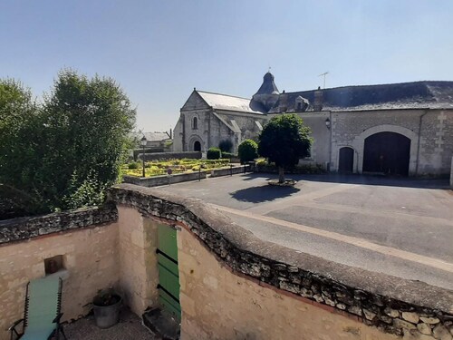 Charmante Maison Ancienne près de Chinon avec Cour Privée