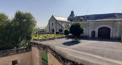 Charmante Maison Ancienne prÚs de Chinon avec Cour Privée