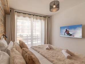 1 bedroom, free WiFi, bed sheets - New residence, ski-in, Huez center, 2 adults + 4 children (Huez)