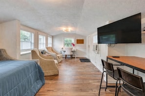 1 bedroom, desk, iron/ironing board, WiFi - The Boho Hut in  Dixieland Lakeland is a must see. (Lakeland)