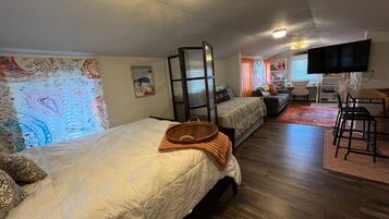 1 bedroom, desk, WiFi, bed sheets