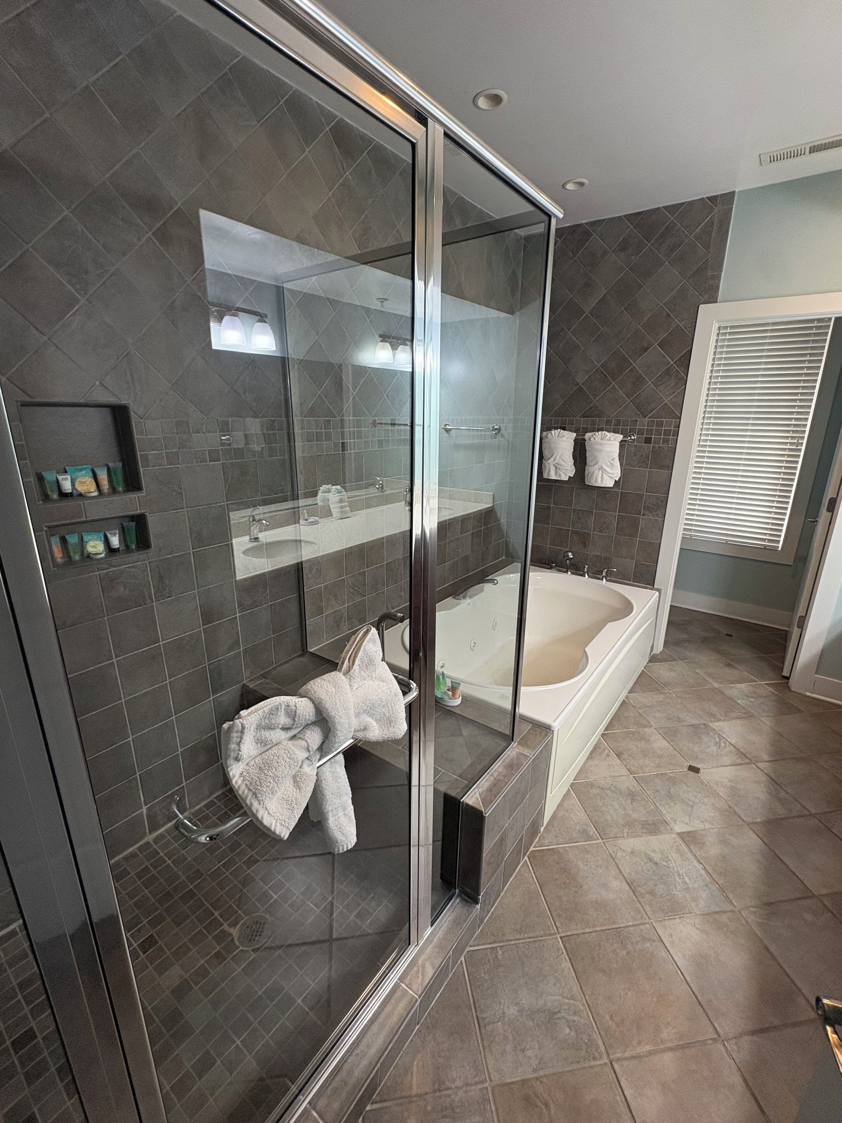 Hårtork, handdukar, tvål och schampo